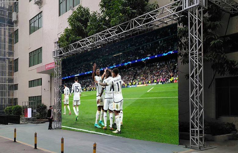 Pantalla LED exterior CLICK transmitiendo partido de fútbol